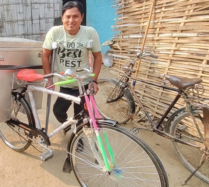 एउटा खुट्टाको भरमा साइकलमा पाउरोटी बेचेर परिवार पाल्दै विकिन्द्र