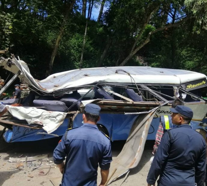 भक्तपुरमा रुख ढलेर सवारी च्यापिँदा तीनको ज्यान गयो