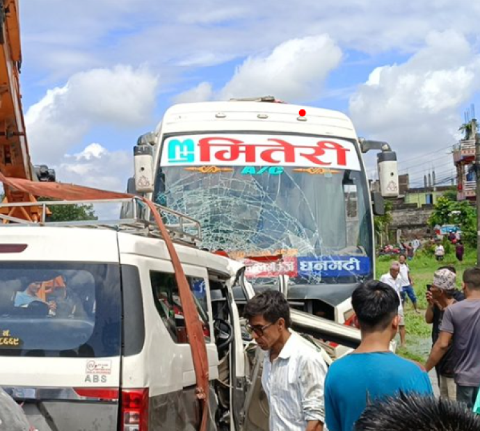 चितवनमा बस र इभी माइक्रो ठोक्किँदा ७ जनाको मृत्यु