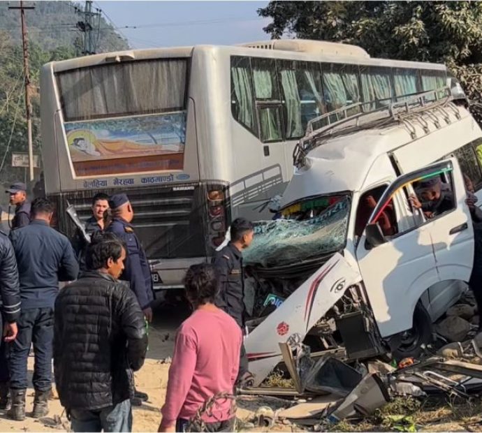 बस र हायस माइक्रो ठोक्किँदा एकजनाको मृत्यु, १५ जना घाइते