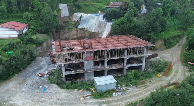 ठेकेदारको लापरवाहीले अस्पताल भवन निर्माण अलपत्र