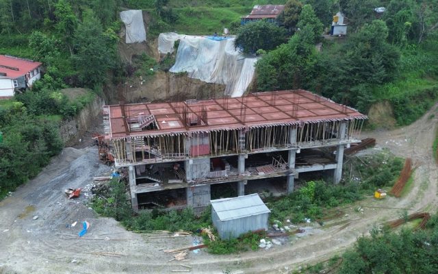 ठेकेदारको लापरवाहीले अस्पताल भवन निर्माण अलपत्र