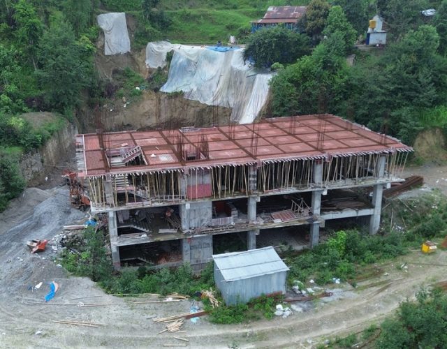 ठेकेदारको लापरवाहीले अस्पताल भवन निर्माण अलपत्र