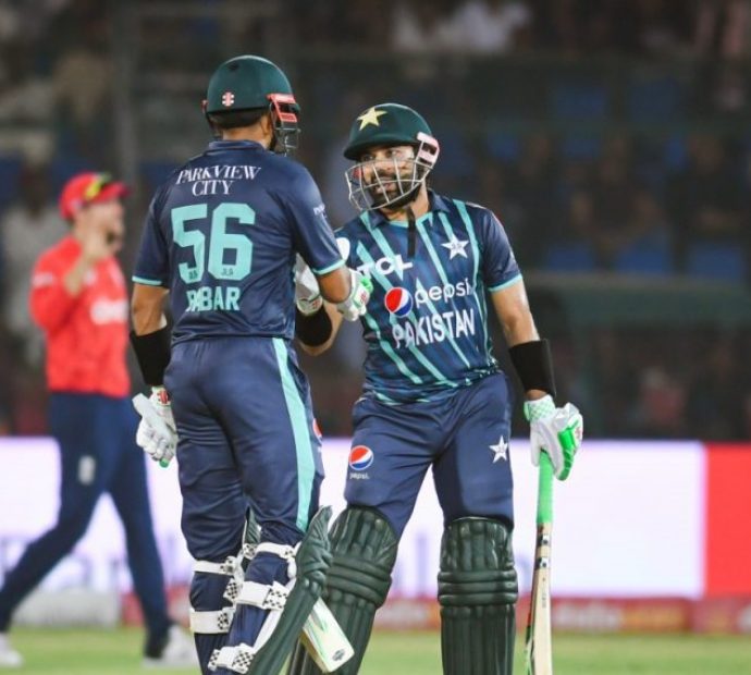 बाबरको शतकमा इंग्ल्यान्डमाथि पाकिस्तानको कीर्तिमानी जीत