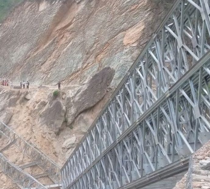 पाँचथरमा निर्माणाधीन बेलिब्रिज भत्किँदा तीन मजदुरको ज्यान गयो