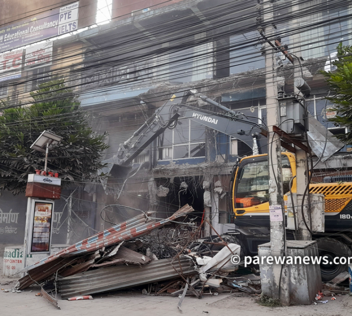 सडक विस्तारका लागि भरतपुरका अतिक्रमित संरचनामा चल्यो डोजर [फोटो फिचर]