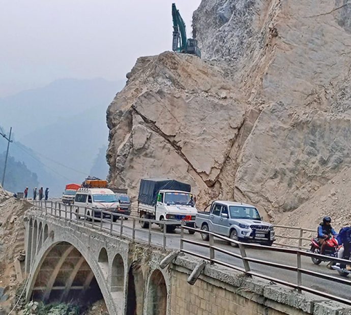 नारायणगढ-मुग्लिङ सडकमा धमाधम पुल निर्माण हुँदै
