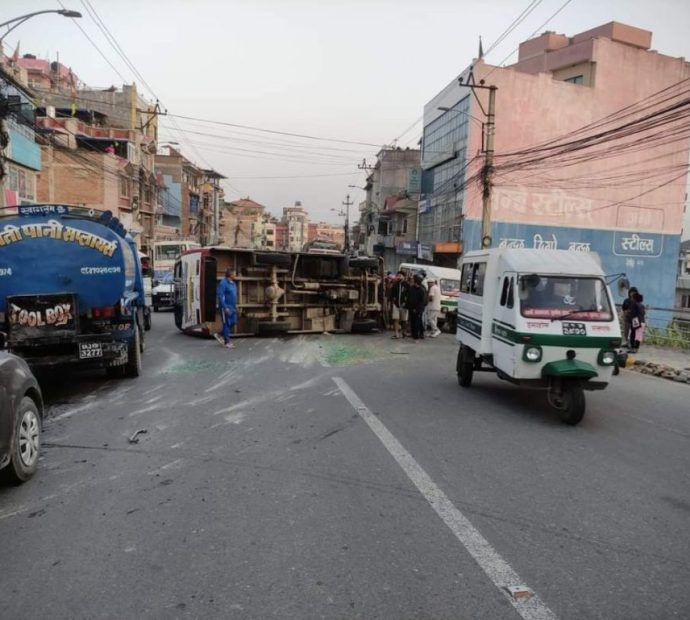बाहुनधाराको बीच सडकमा एकाविहानै बस पल्टियो
