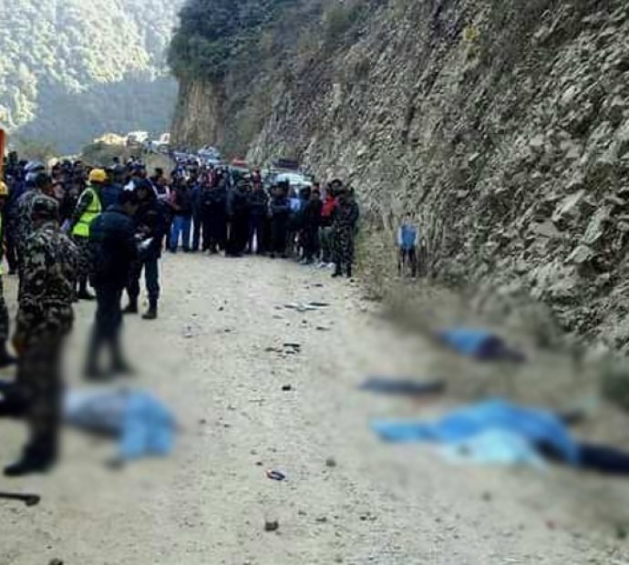 चित्लाङ जाँदै गरेको कार दुर्घटना, दुई बच्चासहित पाँच जनाको मृत्यु