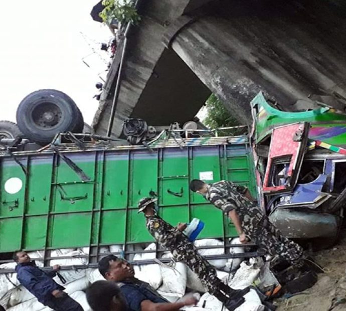 शिवखोलाको पुलबाट ट्रक खस्यो, दुई घाइते
