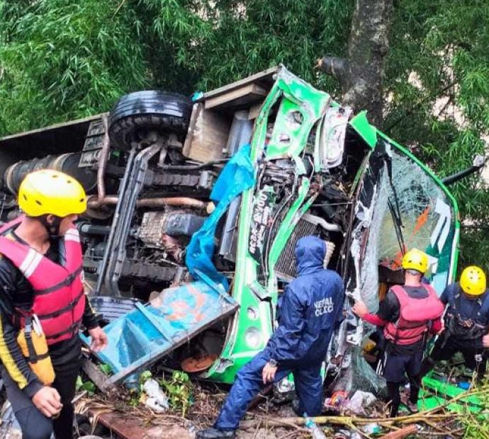 दासढुङ्गामा बस दुर्घटना हुँदा १९ जना घाइते
