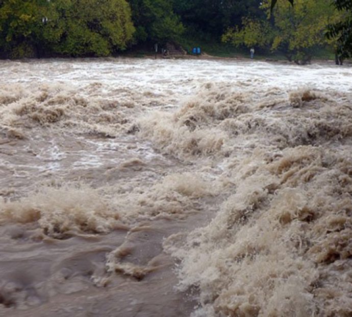 तिनाउ नदीले खतराको तह पार गर्यो