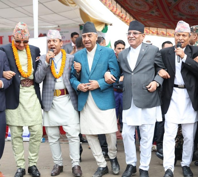 गाैरा पर्वः भीम रावलसँगै प्रचण्ड र देउवाले नाचे देउडा