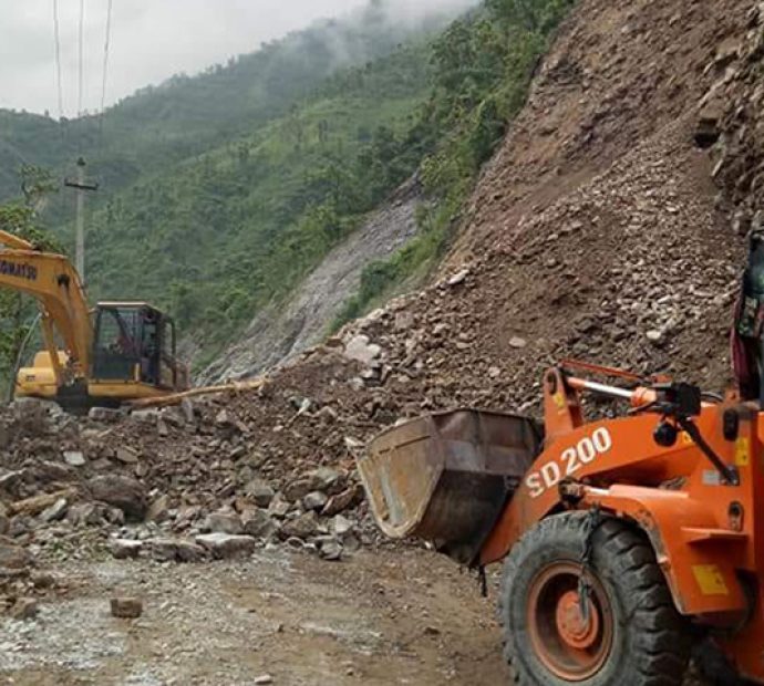 मुग्लिन-नारायणगढ सडकको तीन ठाउँमा पहिरो
