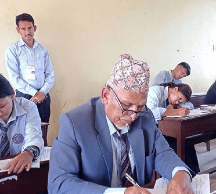 ६८ वर्षको उमेरमा कक्षा १२ को परीक्षा दिँदै लालबहादुर