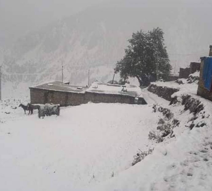 मनाङमा हिमपात, पर्यटकलाई सुरक्षित स्थानमा बस्‍न आग्रह