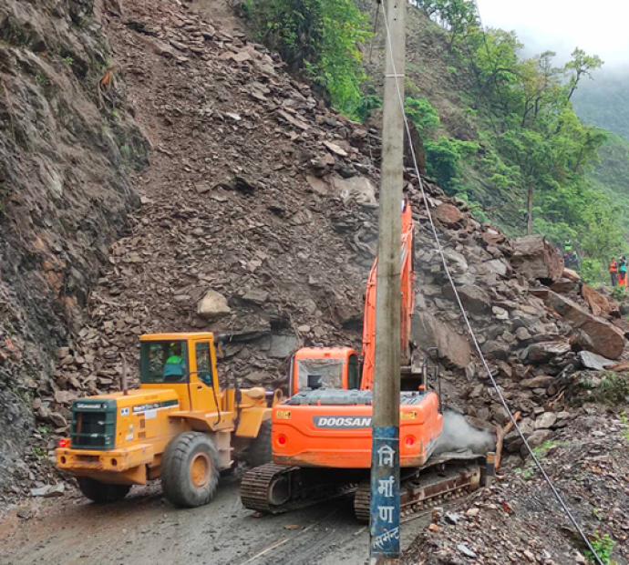 वर्षा र बाढीले १२ राजमार्ग अवरुद्ध