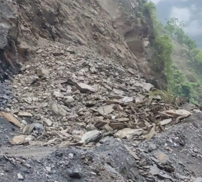 तुइनखोलामा पहिरो, मुग्लिन-नारायणगढ सडक बन्द