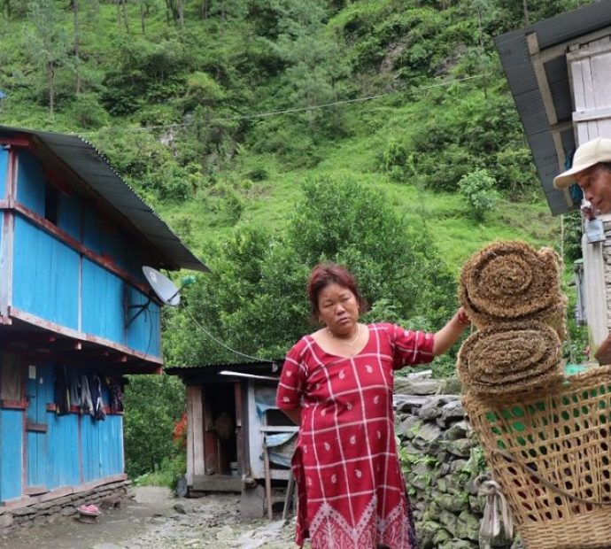 भिर चर्किएर पहिरो खसेपछि दोसल्लेका ९ परिवारले घर छाडे