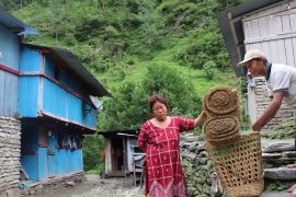 भिर चर्किएर पहिरो खसेपछि दोसल्लेका ९ परिवारले घर छाडे