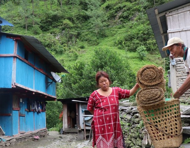 भिर चर्किएर पहिरो खसेपछि दोसल्लेका ९ परिवारले घर छाडे