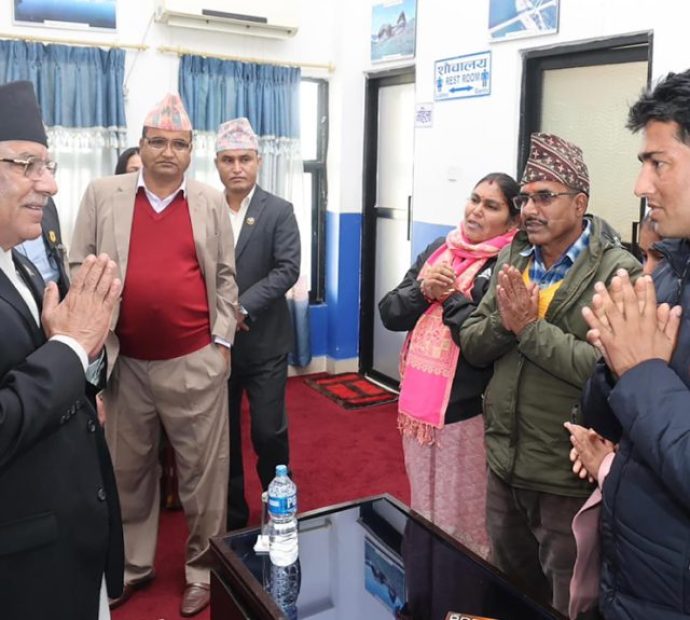 प्रधानमन्त्री प्रचण्डले भेटे बिपिन जोशीका परिवार