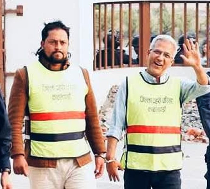 रविन्द्र र धवल छुट्ने, दुर्गा प्रसाईंलाई गाह्रो  !