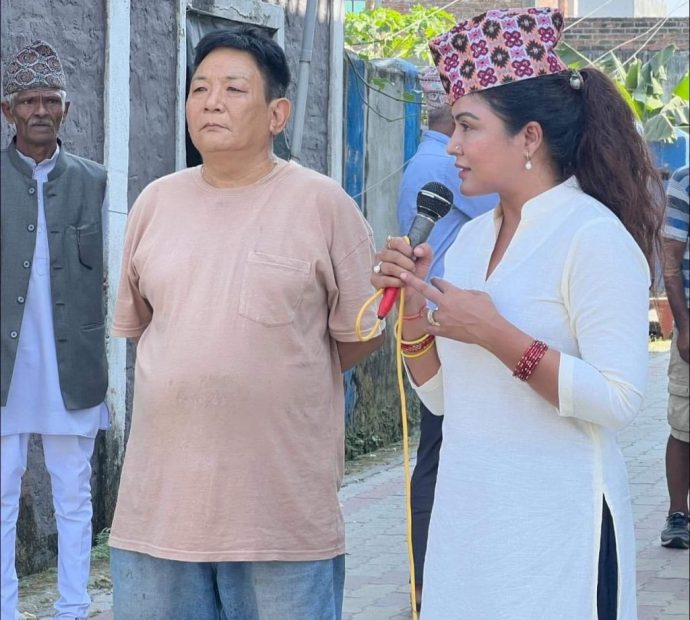 ढाका टोपी लगाउँदै रेखाले भनिन्: देशको शिर उच्च राख्नेछु