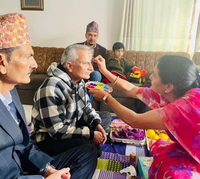 पूर्व प्रधानमन्त्री भट्टराईले लगाए टीका