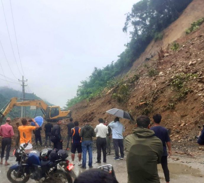 पहिरोले पृथ्वी राजमार्ग अवरुद्ध