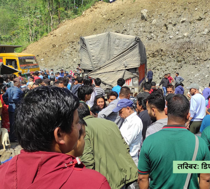 तनहुँकाे एक घरमा ट्रक ठाेक्किँदा १० घाइते