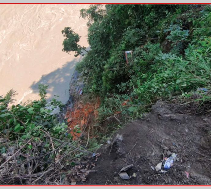 पृथ्वी राजमार्गबाट ट्रक त्रिशुलीमा खस्यो