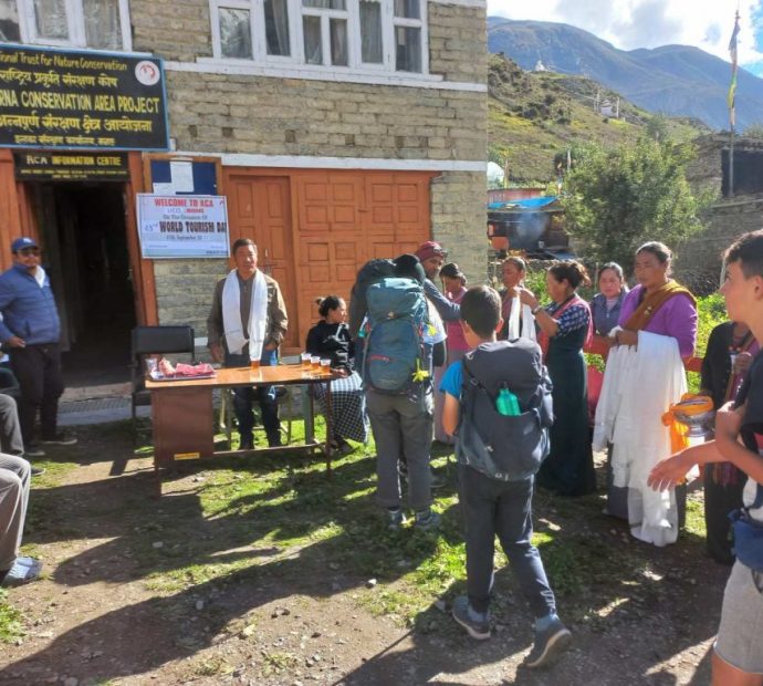 मनाङ भित्रिन थाले पर्यटक